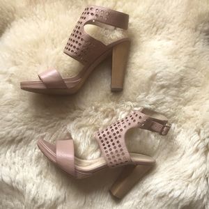 Coye Nokes NY tan sandals size 38.5